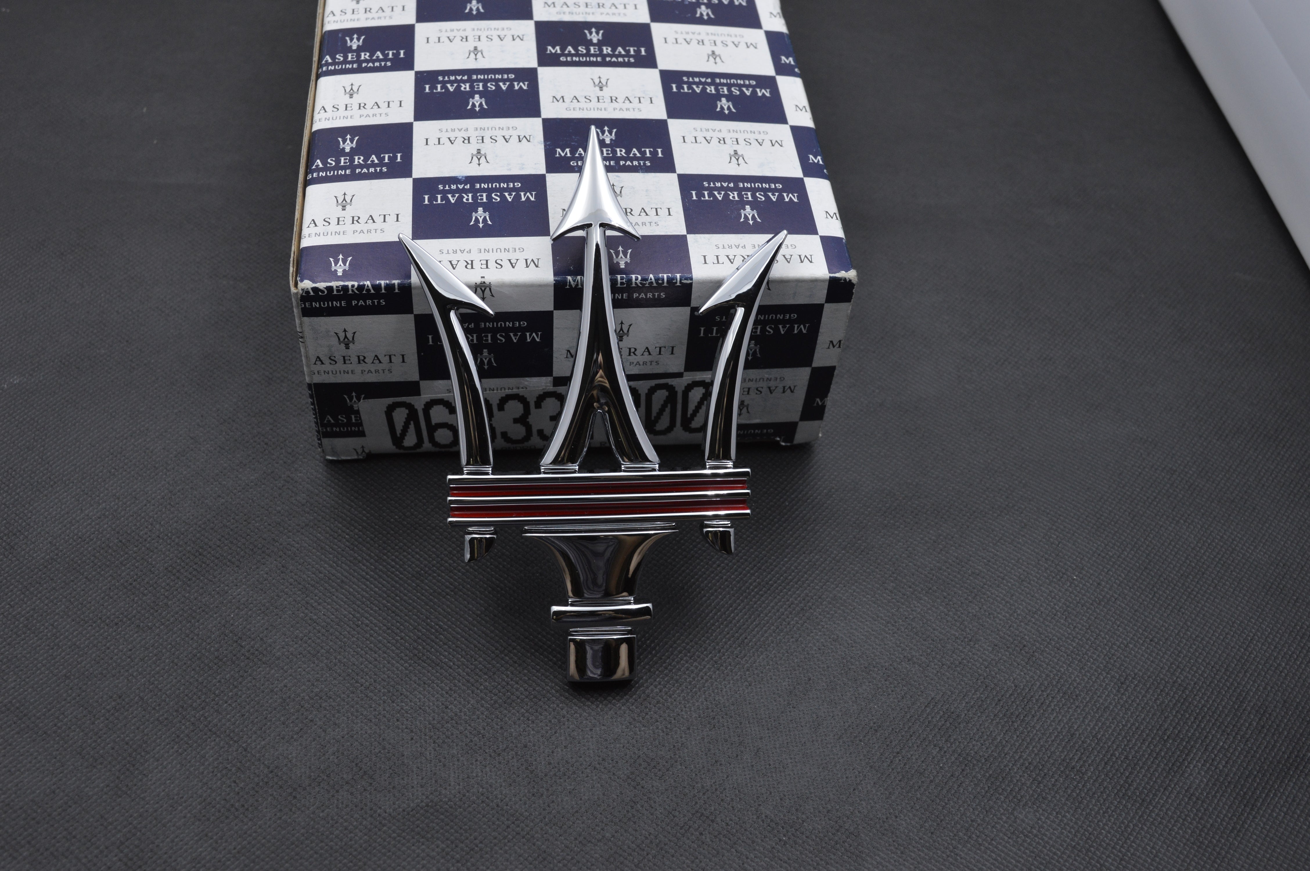 Genuine Maserati Quattroporte Sport 3.8T Front Grille Emblem Badge 670030864 Factory