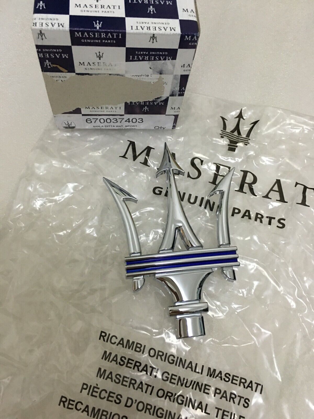 Genuine Maserati Quattroporte Front Grille Emblem Badge Blue 670037403 Factory